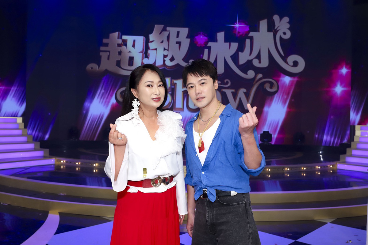 【車勢星聞】《超級冰冰Show》王瑞霞、黃文星「另類搭配」情歌對唱。(圖:民視提供)