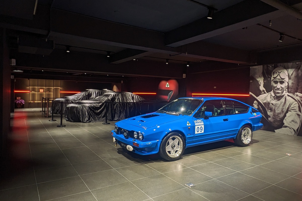 7月底板橋全新據點開幕展示中心擺放兩台蓋著黑布的Giulia與Stelvio。