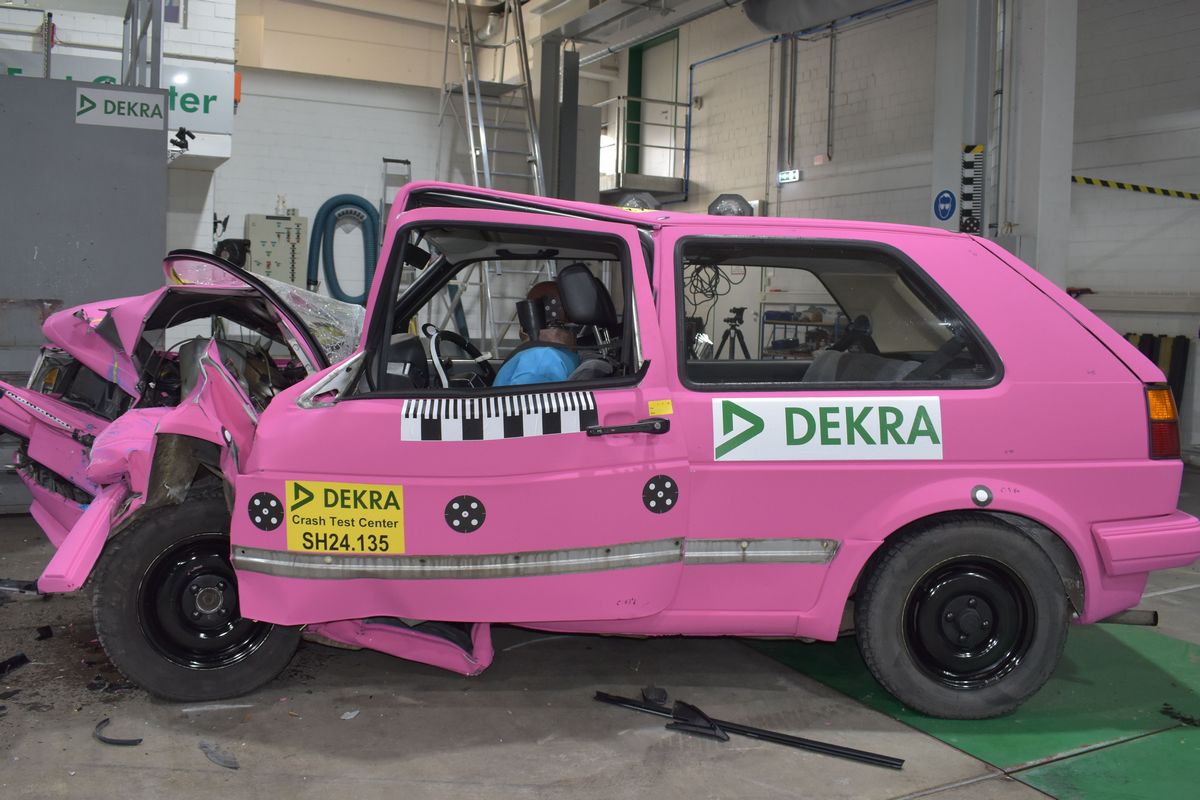 Dekra針對2代Golf進行64km/h的偏位撞擊測試,結果車頭全毀A柱也擠壓變形並造成駕駛傷害。