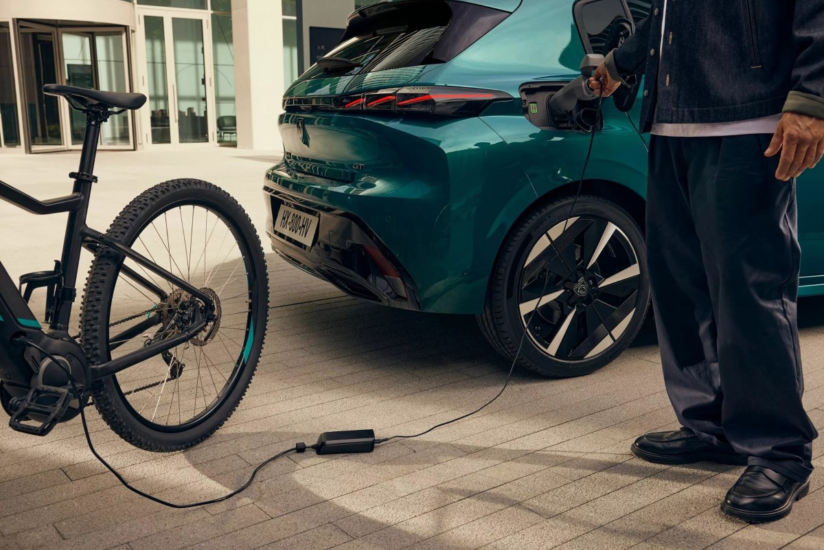 純電版E-308則搭載前置電動馬達，輸出154匹馬力，配備58.4 kWh電池，最高續航力來到452公里，且具備V2L車外供電功能，快速充電從20%至80%僅需32分鐘。