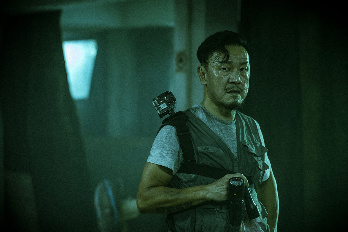【車勢星聞】陳為民在《泥娃娃》飾演3D空間掃描師阿昌,為探勘VR遊戲場景,踏入曾發生滅門血案的凶宅。〈照片提供:天予電影〉
