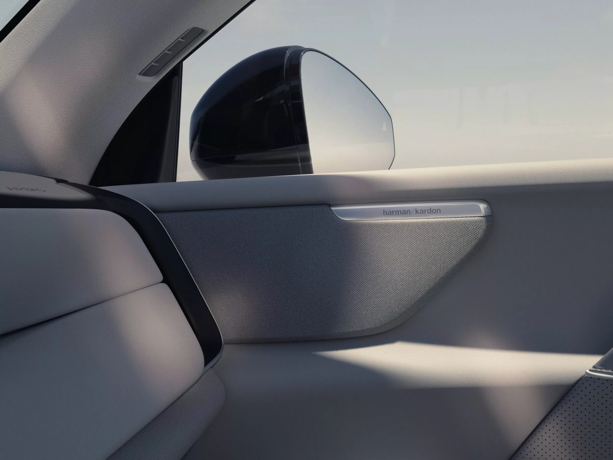 車輛標配Harman Kardon高級音響。