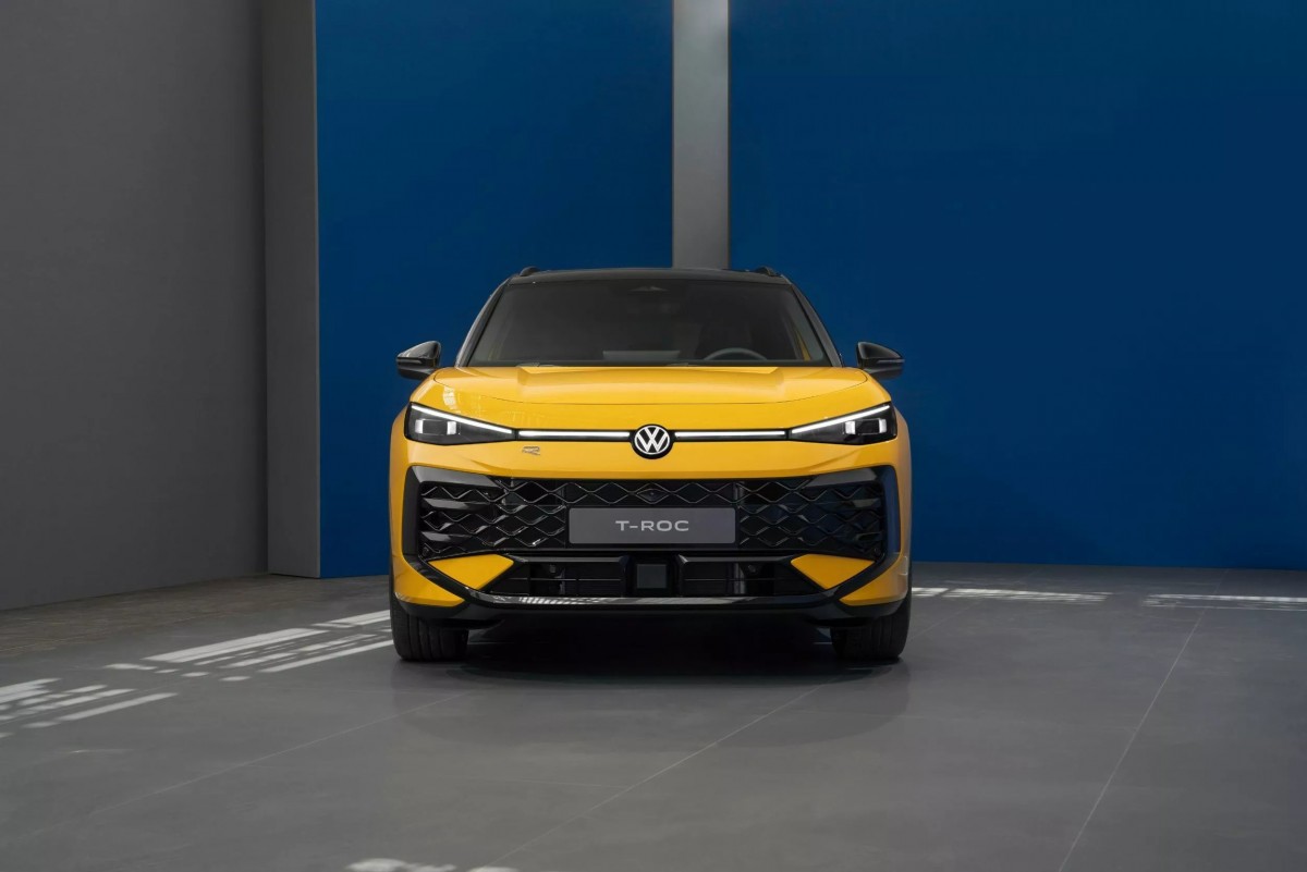 車頭以貫穿的LED光條與發光廠徽取代傳統水箱護罩,搭配運動化保險桿進氣口與底部護板,展現科技與剛性兼具的前衛視覺效果。