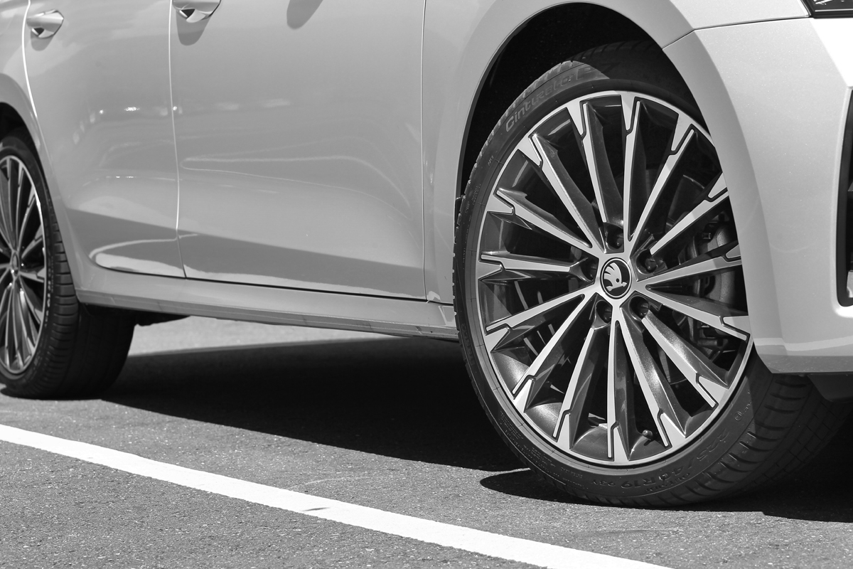 圈胎和RS同樣為225/40 R19,但Octavia Combi 2.0 4×4輪圈造型顯得較為斯文。