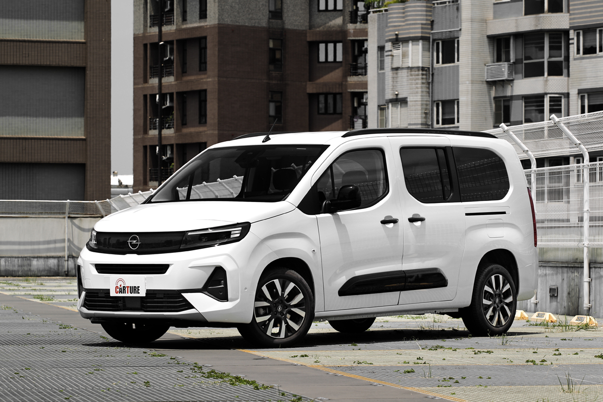 Combo與Berlingo在外觀上最大差異就是車頭造型。
