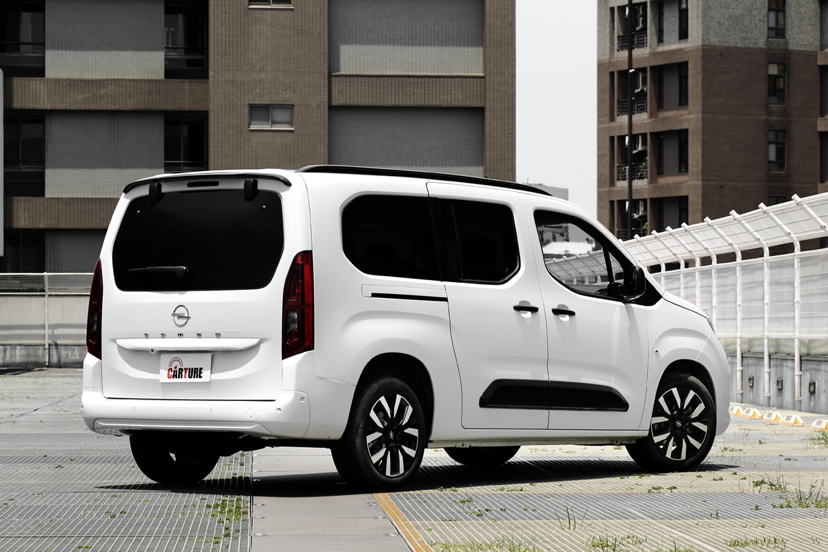 車尾造型沒做更動,當然車名銘牌與廠徽有變動。