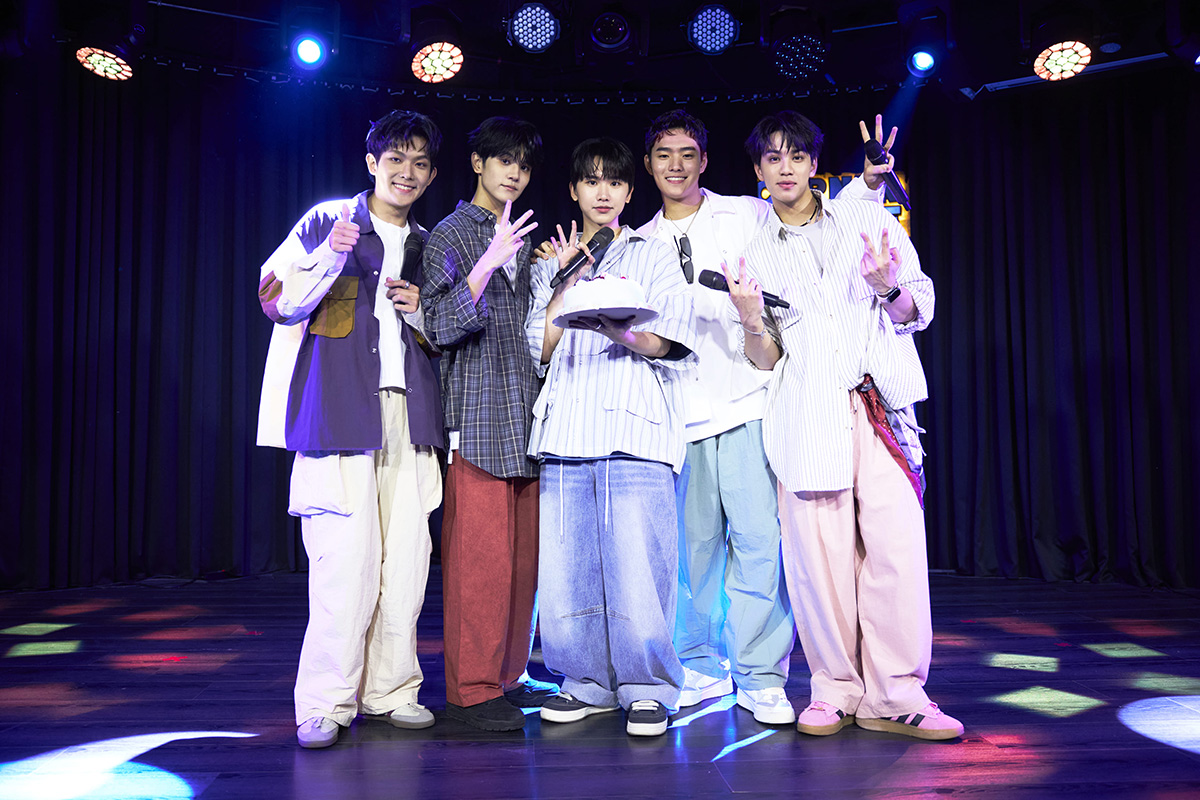 【車勢星聞】AcQUA源少年端上慶生蛋糕,與粉絲「海星」們一同慶祝「三歲生日〈照片提供:種子音樂〉