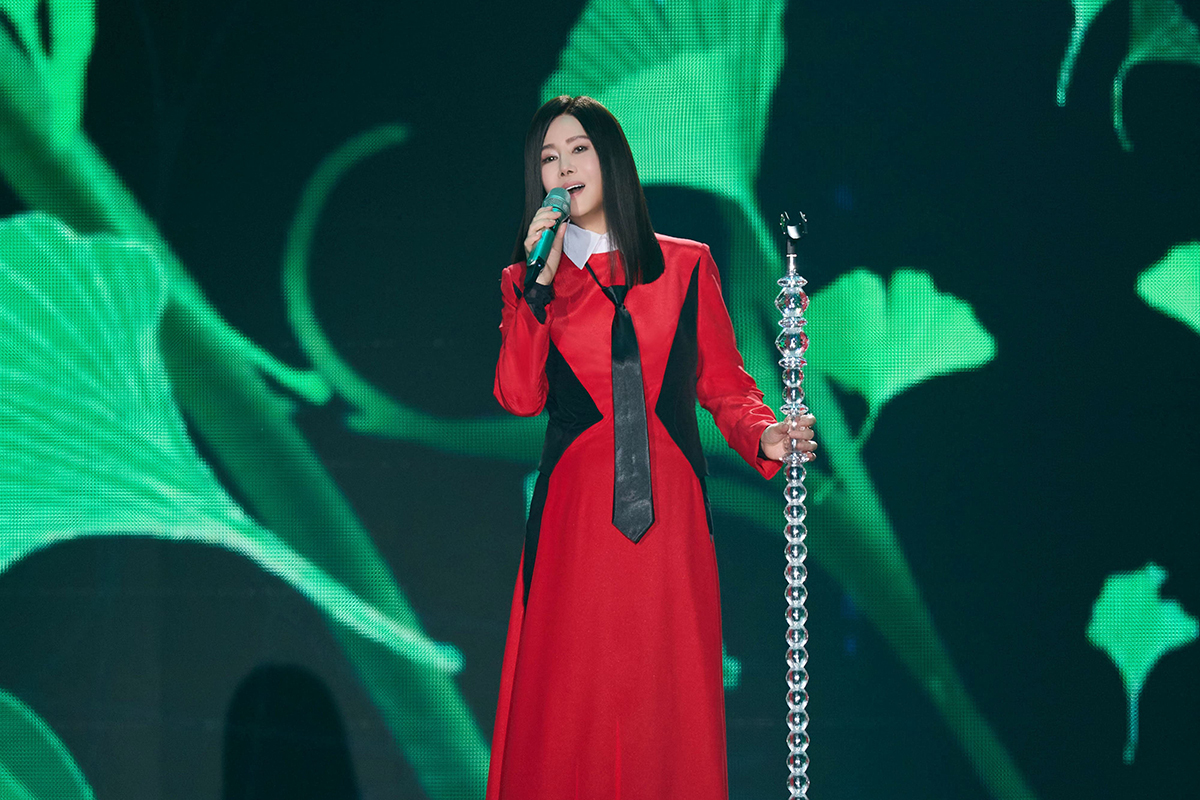 【車勢星聞】江蕙演唱會最終場恰逢生日,與歌迷大合唱金曲〈家後〉。(圖:寬宏藝術提供)