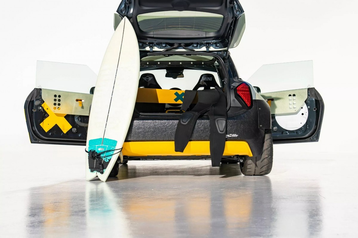 配置大型黃黑色擴散器與名為「Flex Tip Surf Spoiler」的尾翼,讓整車充滿陽光與冒險氣息。