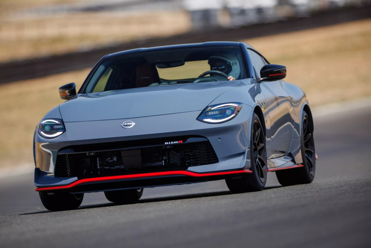目前的Z NISMO配備與標準版相同的3.0升雙渦輪增壓V6引擎,經過調校後輸出來到420匹馬力與53.2公斤米的扭力。