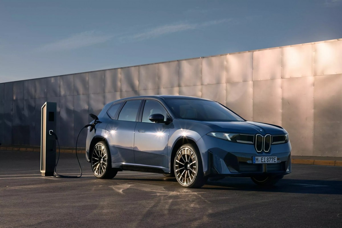 車輛支援400kW極速快充，在10分鐘內補充370公里所需電量，展現強大實力。