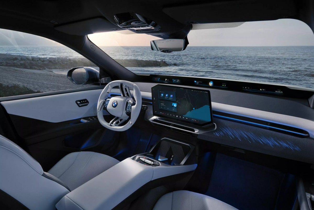 內裝採用BMW全新「Panoramic iDrive」概念，結合橫跨整個儀表台的玻璃顯示幕與17.9吋中央觸控螢幕。