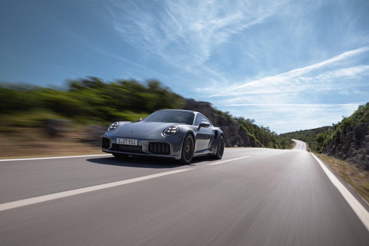 911 Turbo S搭載的3.6升T-Hybrid動力系統,動力提升至711hp/81.6kgm,這也成為歷代最強911。