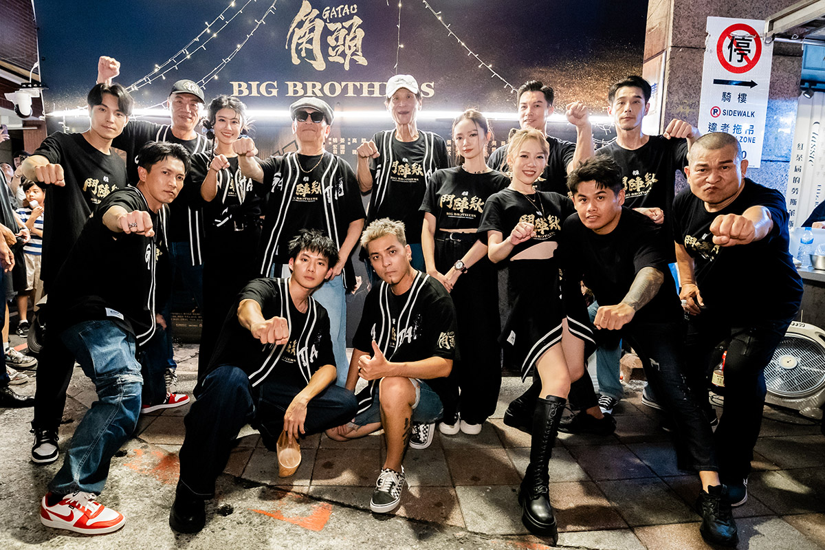 【車勢星聞】喜翔霸氣製作「寧夏夜市新地標」的《角頭-鬥陣欸》看板。〈照片:「曼尼娛樂」 提供〉