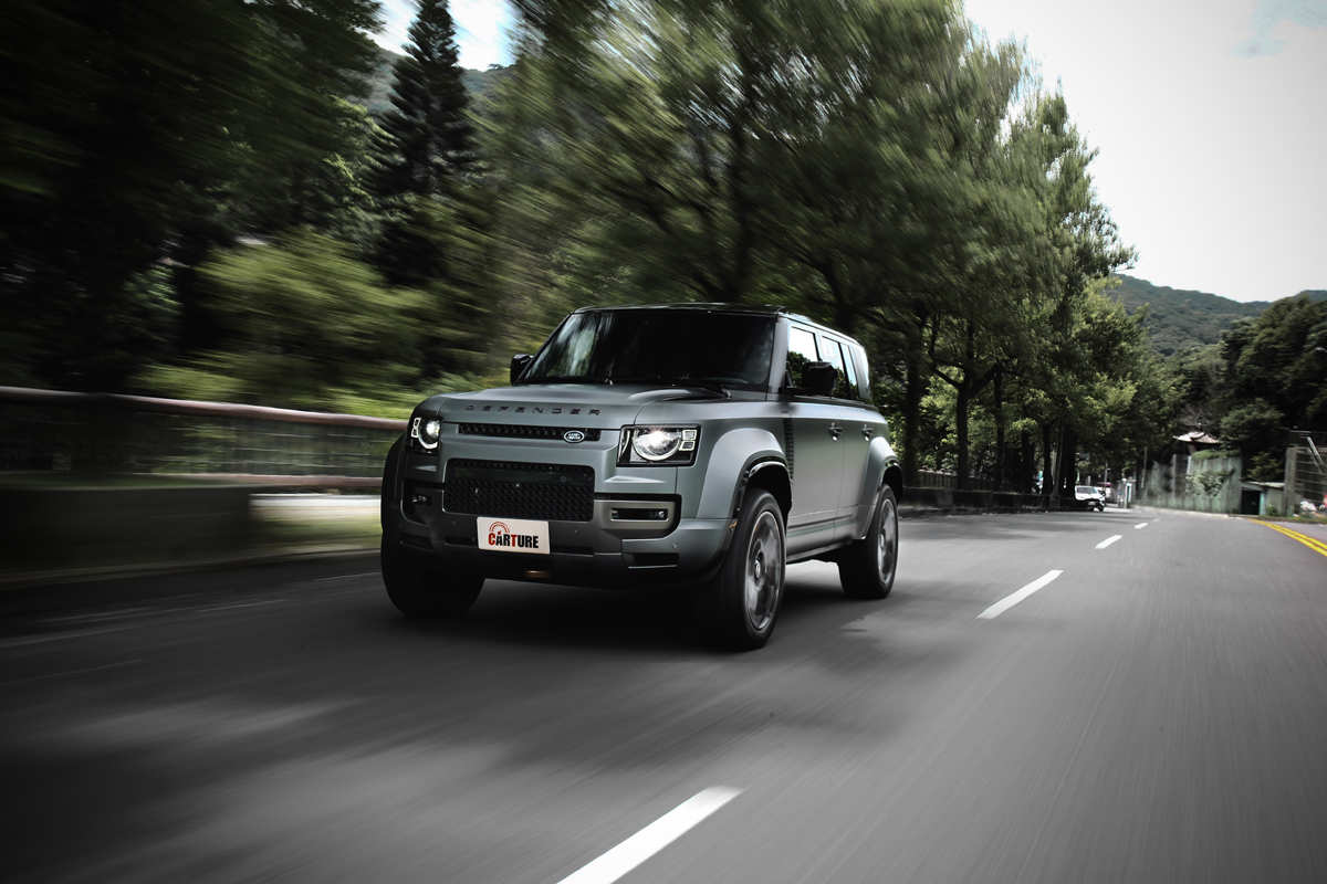 Defender OCTA搭載4.4升V8渦輪引擎，具有635hp/76.5kgm最大動力。