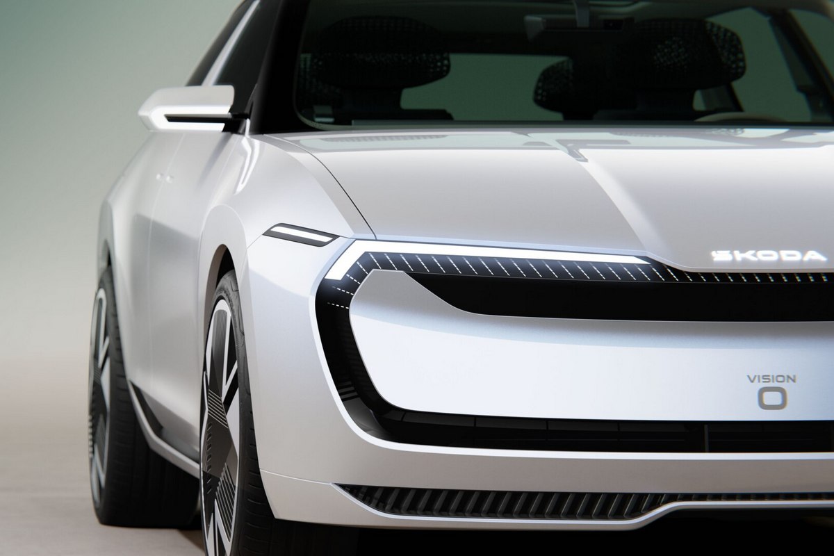 車頭使用「Tech-loop」設計同時也加入進氣通風格柵來提升空氣效率。