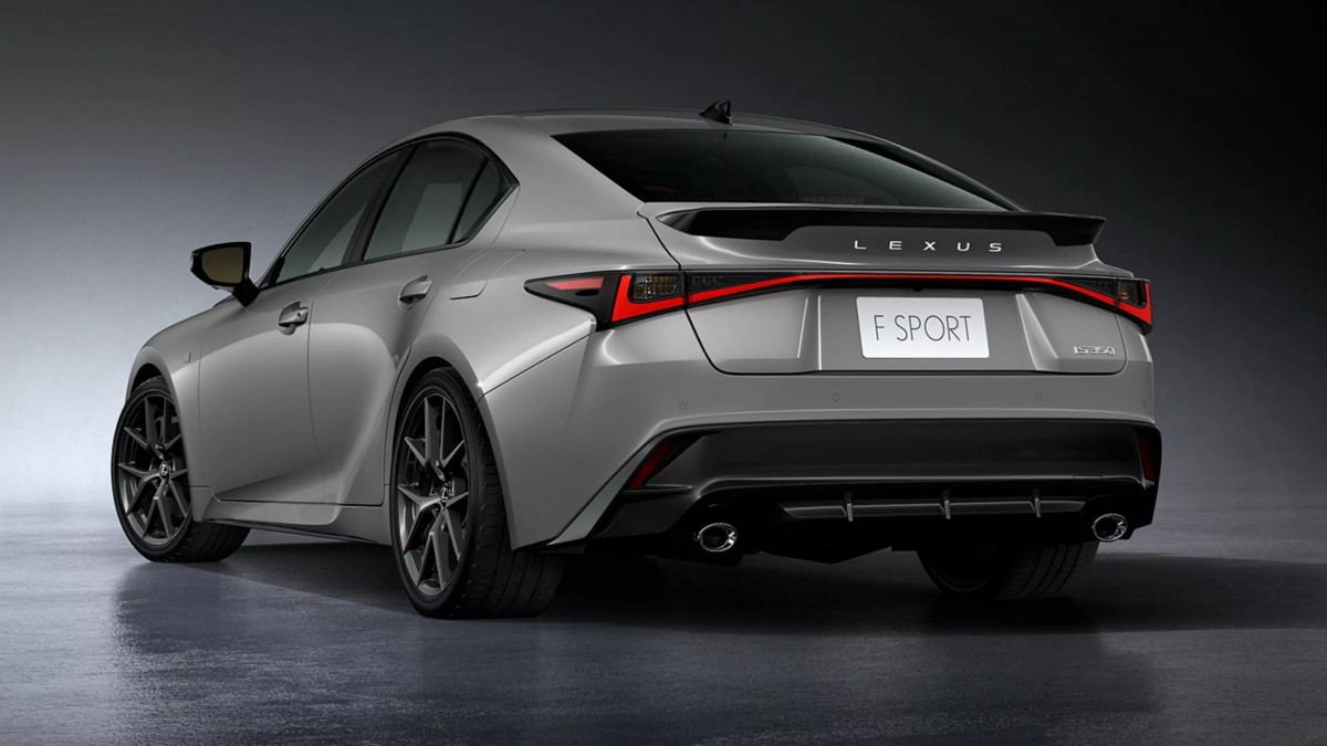 擁有新的19吋輪圈、更大的後擾流翼與尾門上的Lexus字樣標示,F Sport車型更則具運動風格。