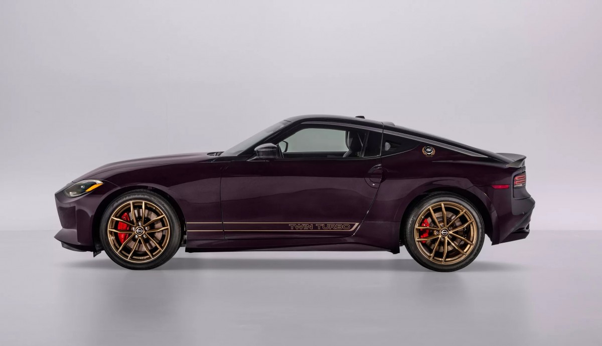 Heritage Edition最引人注目的莫過於那組銅色調的19吋RAYS鋁圈與車側「Twin Turbo」拉花。