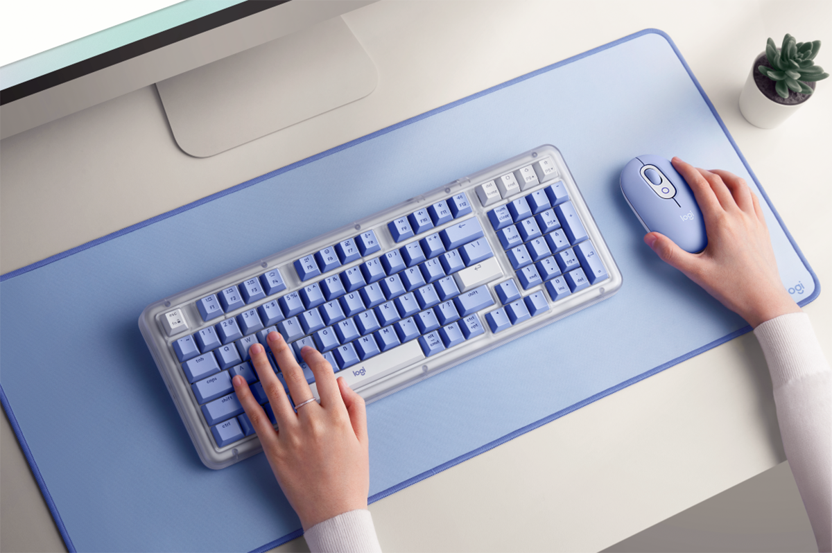 Logitech ALTO KEYS K98M鍵盤採一體成形的雲感緩震層 帶來降噪與柔軟兼具的敲擊體驗。