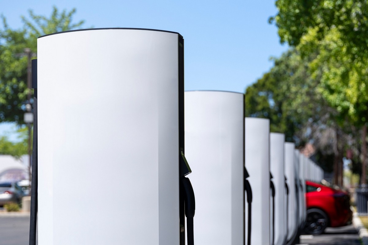 Tesla近期推出「企業超級充電樁」計畫,提供其他企業選購充電樁掛上自家品牌營運。