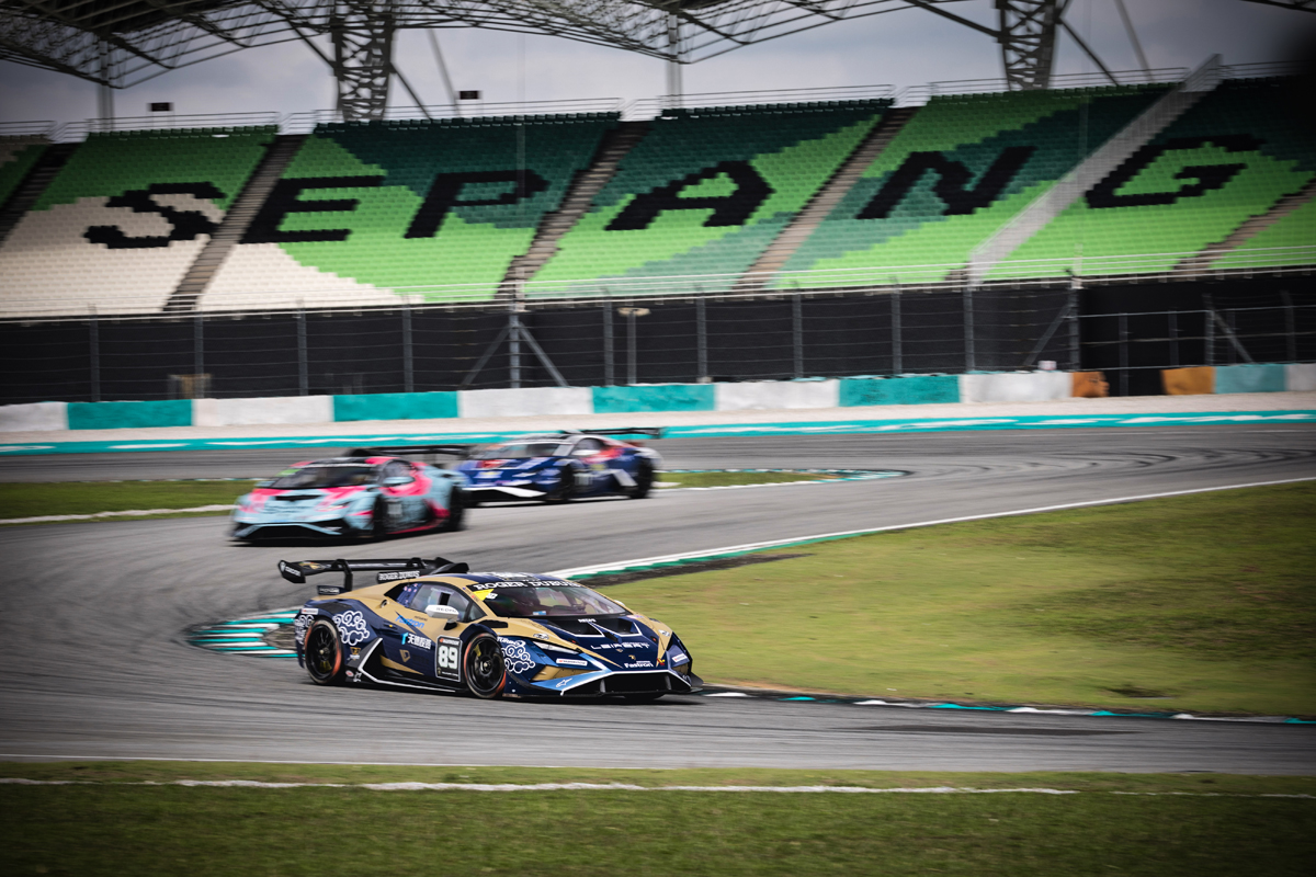 Huracán Super Trofeo EVO2是目前Lamborghini Super Trofeo賽車，搭載5.2升V10自然進氣引擎與X-Track 6速序列式變速系統，擁有620hp/58.1kgm最大動力。