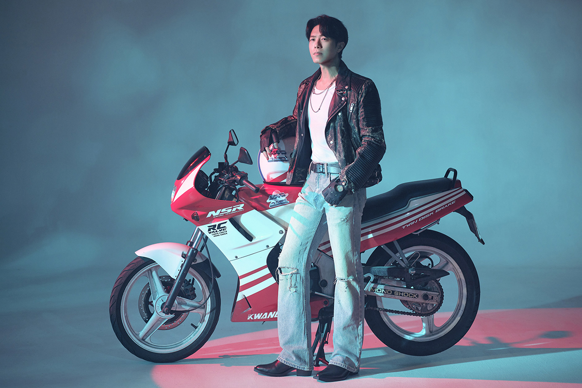 【車勢星聞】韋禮安穿皮衣騎重機拍〈愛我沒錯〉MV。（圖：索尼音樂提供） 