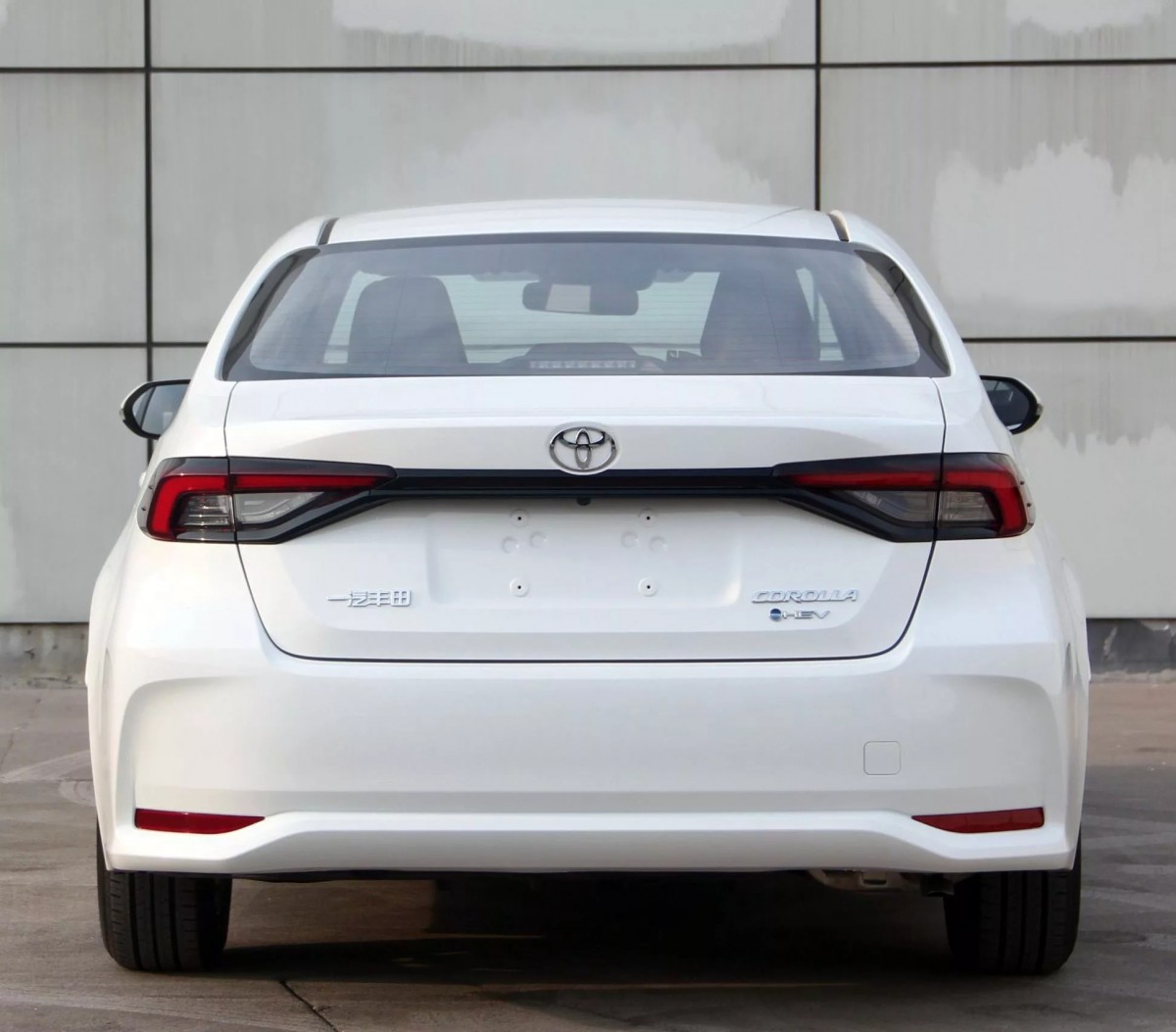 車尾部分則有細節調整，包含混合動力版本取消藍色Toyota廠徽。