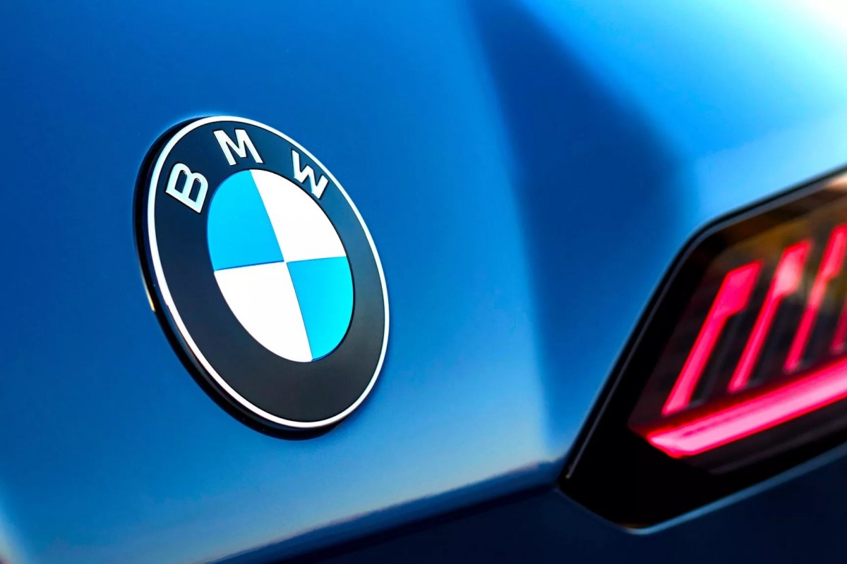 BMW在2025慕尼黑車展中推出全新iX3電動休旅車，同時也將最新的廠徽運用在其中。
