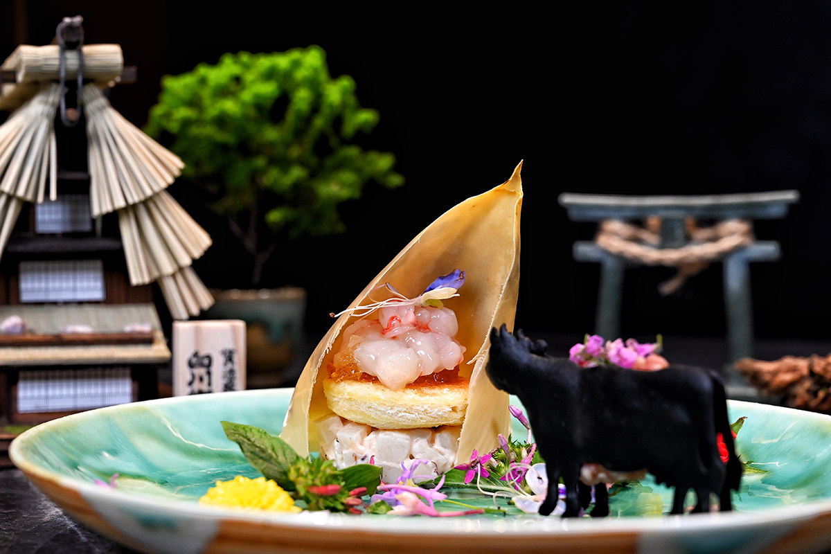 「 燒肉天皇」將白川鄉合掌村風光濃縮於方寸之間的「先付」。(示意圖:品牌提供)