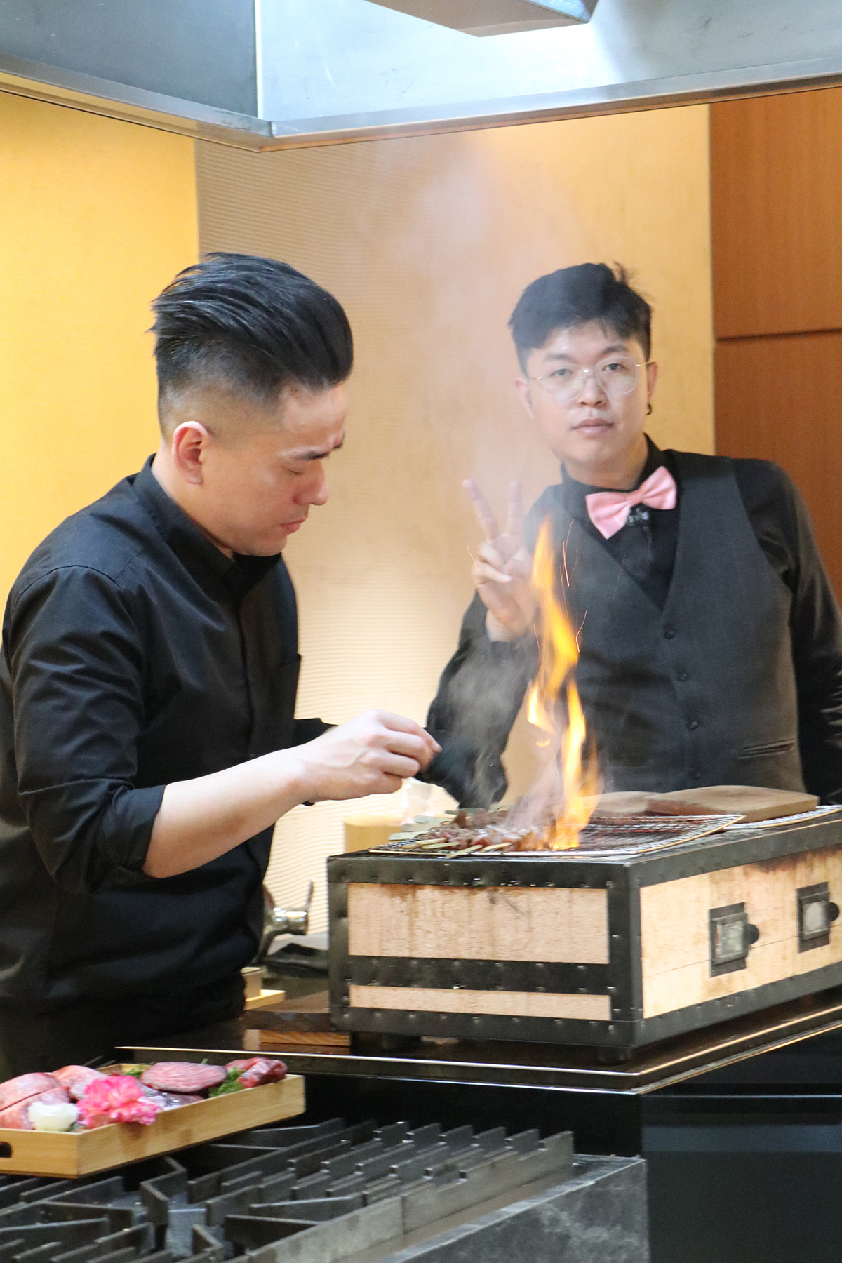 「 燒肉天皇」板前長認真料理,「餐飲界陳漢典」認真耍寶。(示意圖)