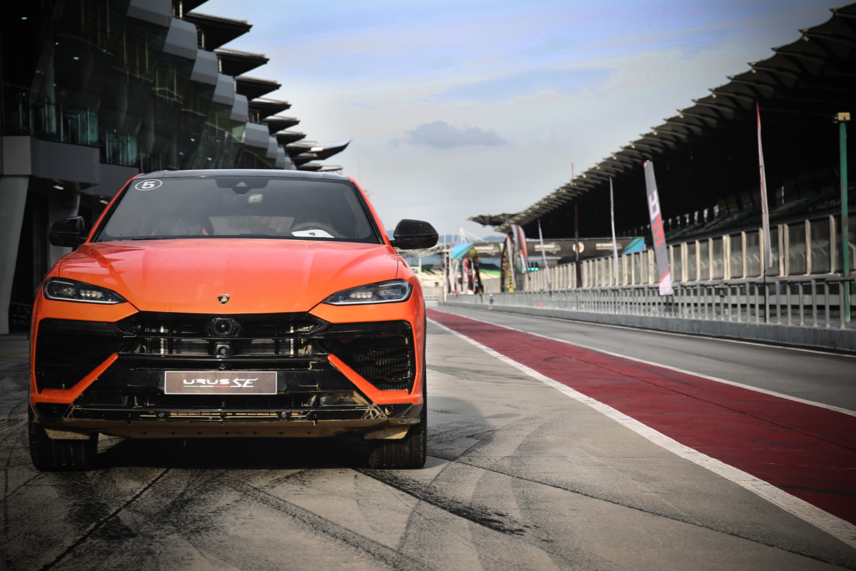 Urus SE保險桿、引擎蓋、頭燈等處都有進行調整，除營造強悍氣勢另一目的就是提供更出色的空氣力學表現。