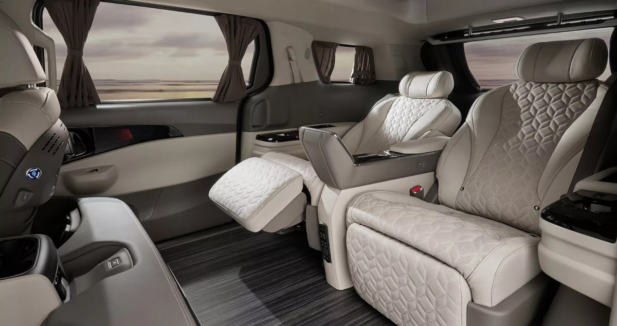 頂級四人座「Signature」車型配備媲美豪華頭等艙的按摩座椅，具備可調式腳靠、電動後躺功能。