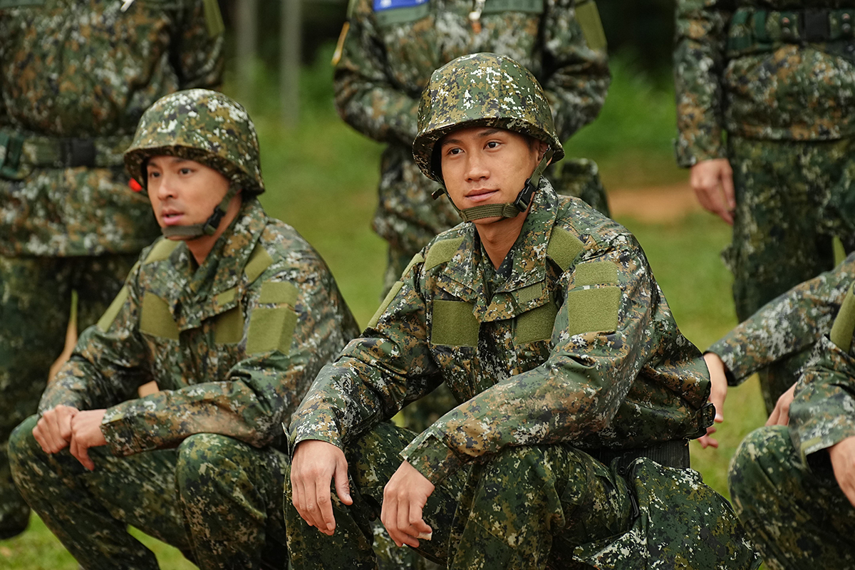 【車勢星聞】阿夫(右)花了一周時間適應《九條好漢在一班》的拍攝節奏。〈照片提供：台視〉