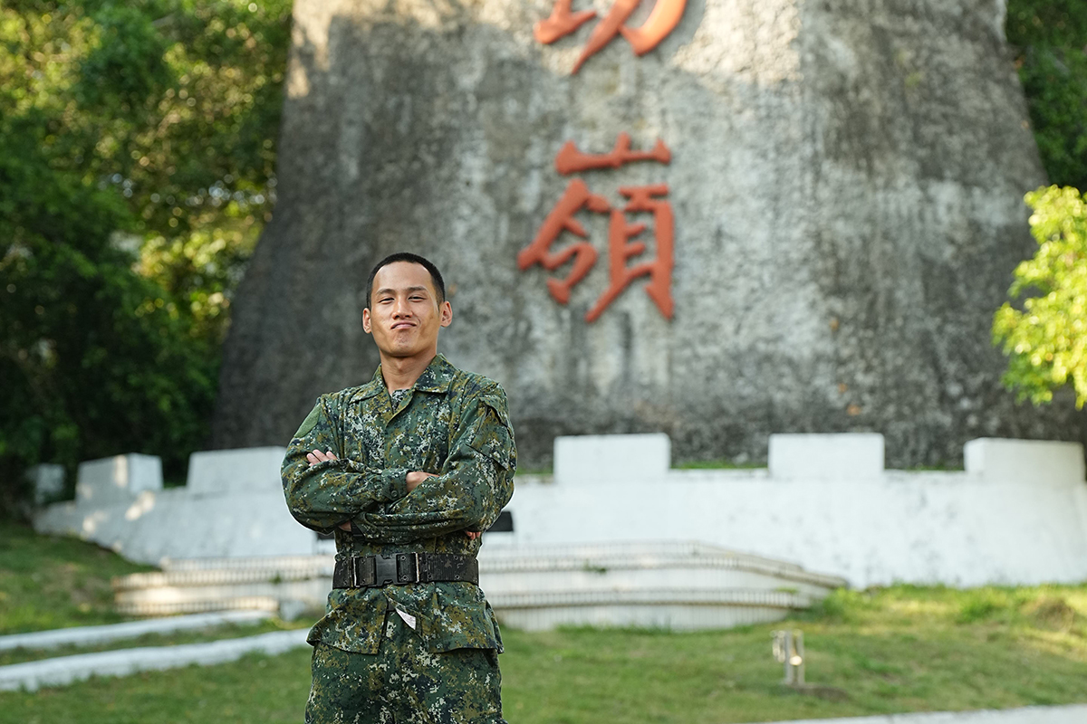 【車勢星聞】阿夫當兵隨身帶筆記本紀錄心情。〈照片提供：台視〉