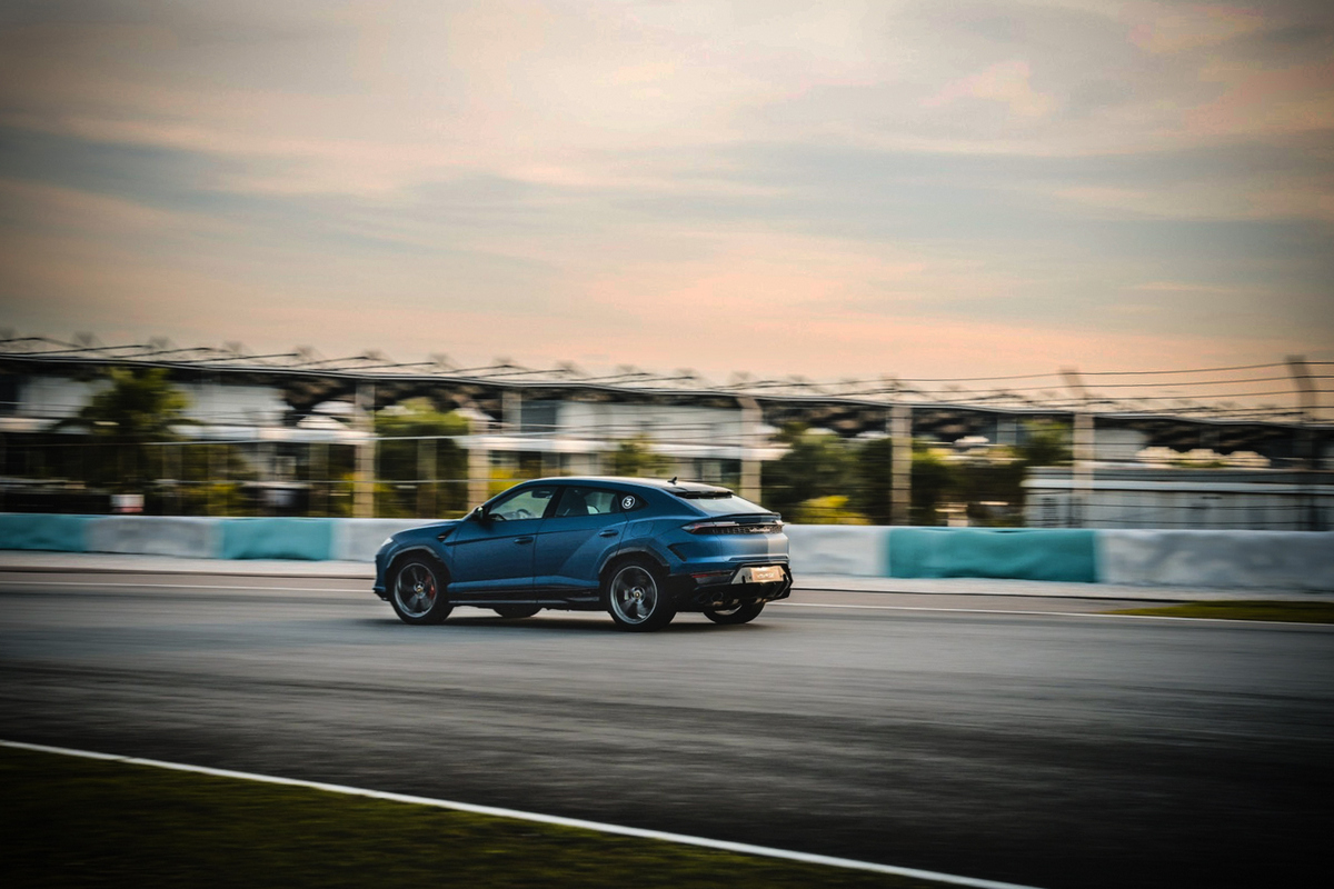 Urus SE雖然沒有超跑低車高,但受主動式懸吊和主動式防傾桿助益,因此還是能再多道彎角以高速通過。