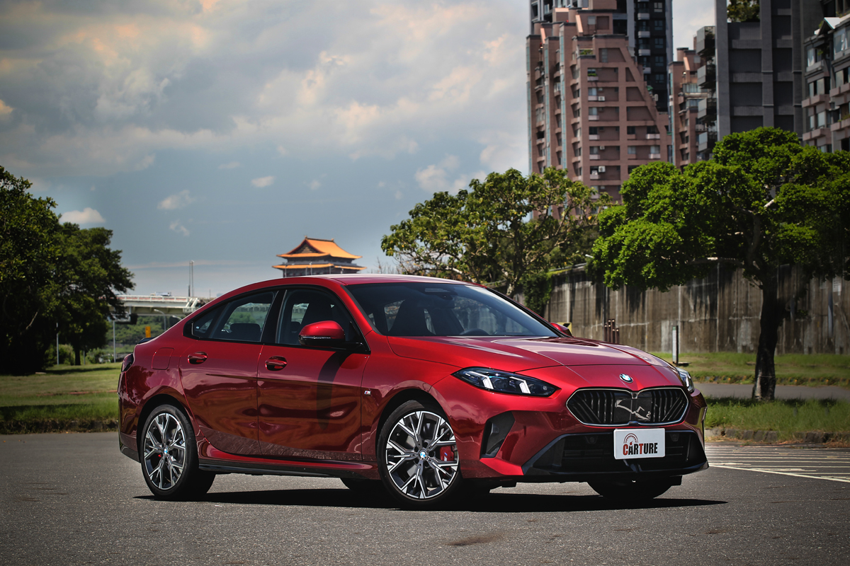 220 Gran Coupé M Racing Edition配備黑色高光澤外觀套件、燻黑造型頭燈、M煞車套件、尾翼的M Sport進階套件。