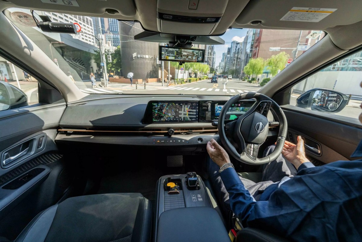 Nissan還展示了原型車在東京市區進行無人操作的實境駕駛畫面，包含自動轉彎、變換車道、停讓行人並自動恢復行駛。