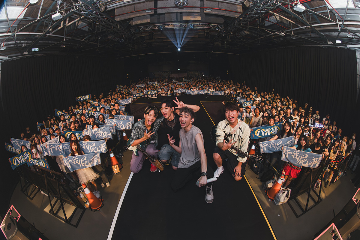 【車勢星聞】由左到右:吉他手阿熊、嘉賓李科穎、主唱Yolo、吉他手閔翔。〈照片提供:Legacy Taipei 傳音樂展演空間 、青春音樂〉