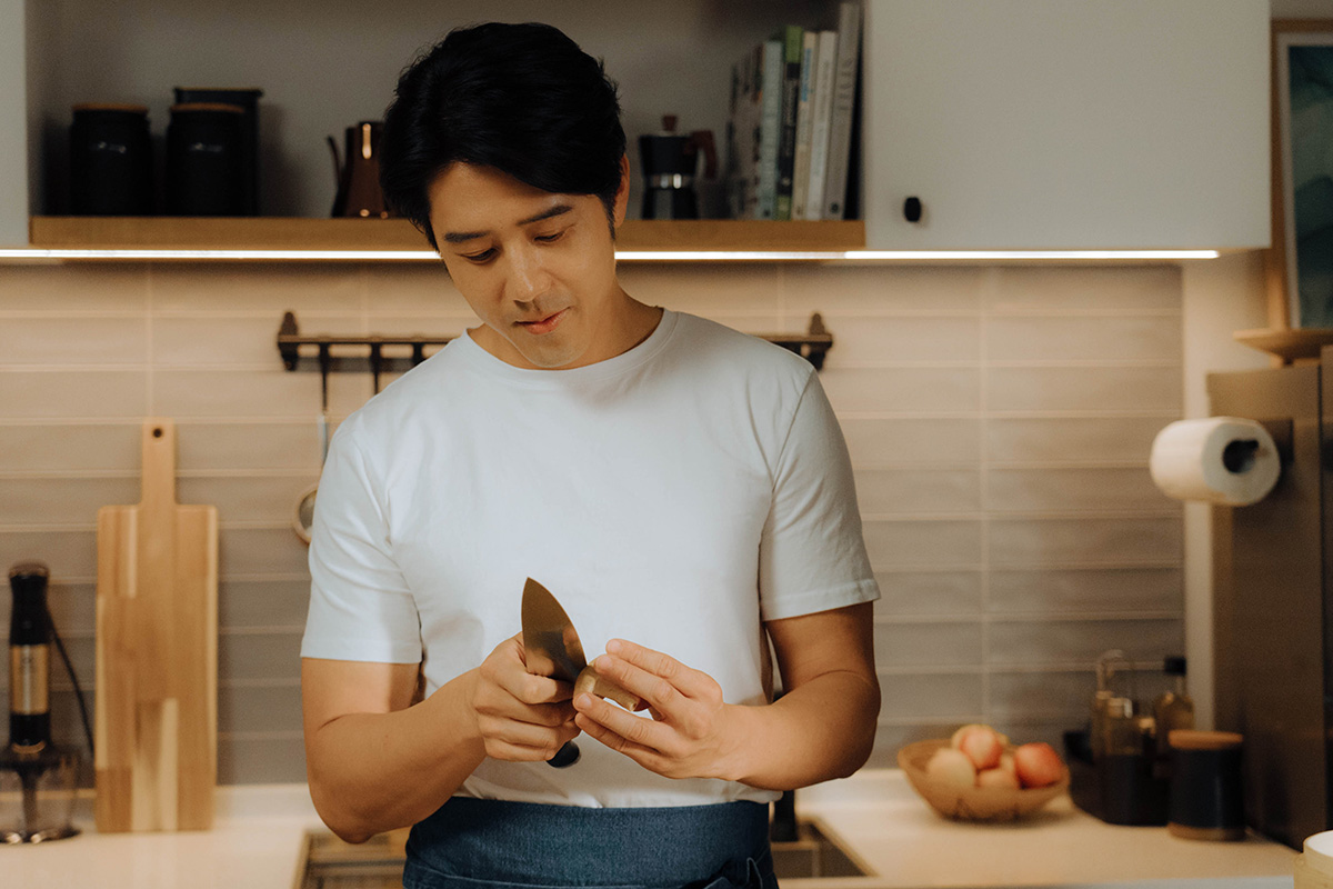 【車勢星聞】《就算一個人也可以好好的吃飯2》胡宇威再次詮釋「煮飯男友」,形容料理和愛情一樣都需要經過時間考驗。(圖片提供:公視+)