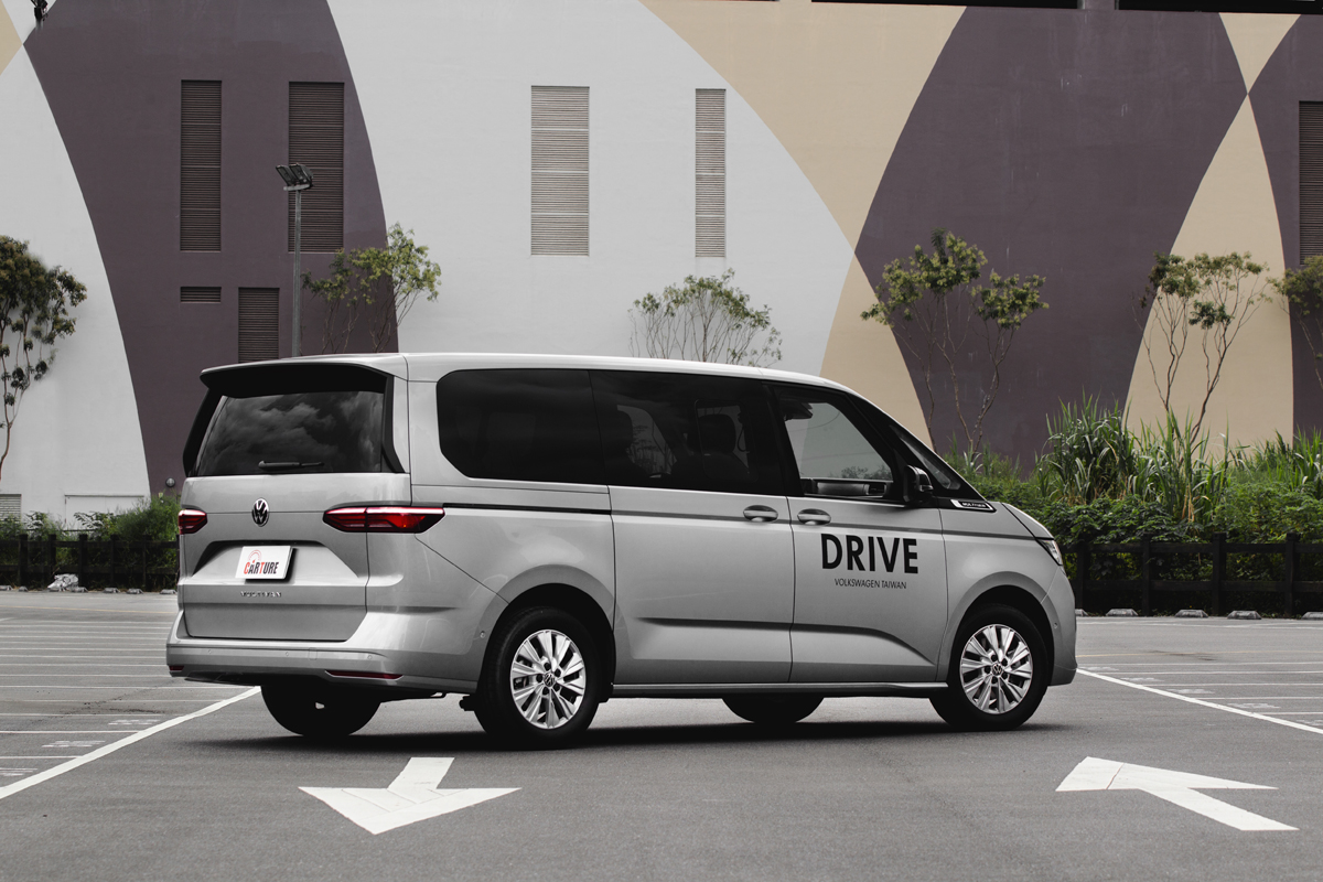 Multivan TDI基本上和Multivan Life車型相同，因此外觀沒有連貫式LED定位燈，輪圈尺寸也為17吋。
