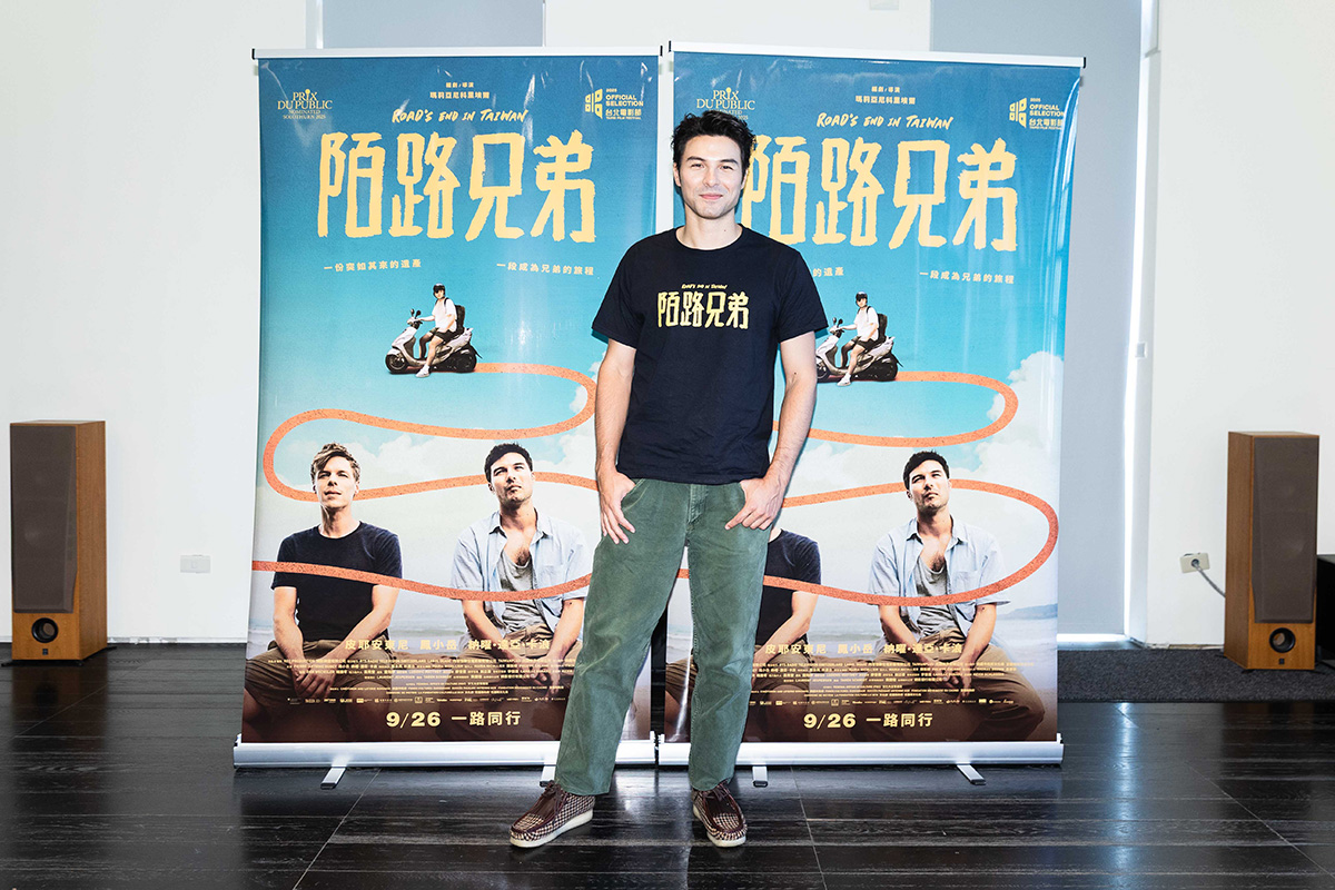 【車勢星聞】鳳小岳(圖右)與納曜(圖左)首次搭檔飾演兄弟檔，一同開車公路尋親。(綺影發行提供)