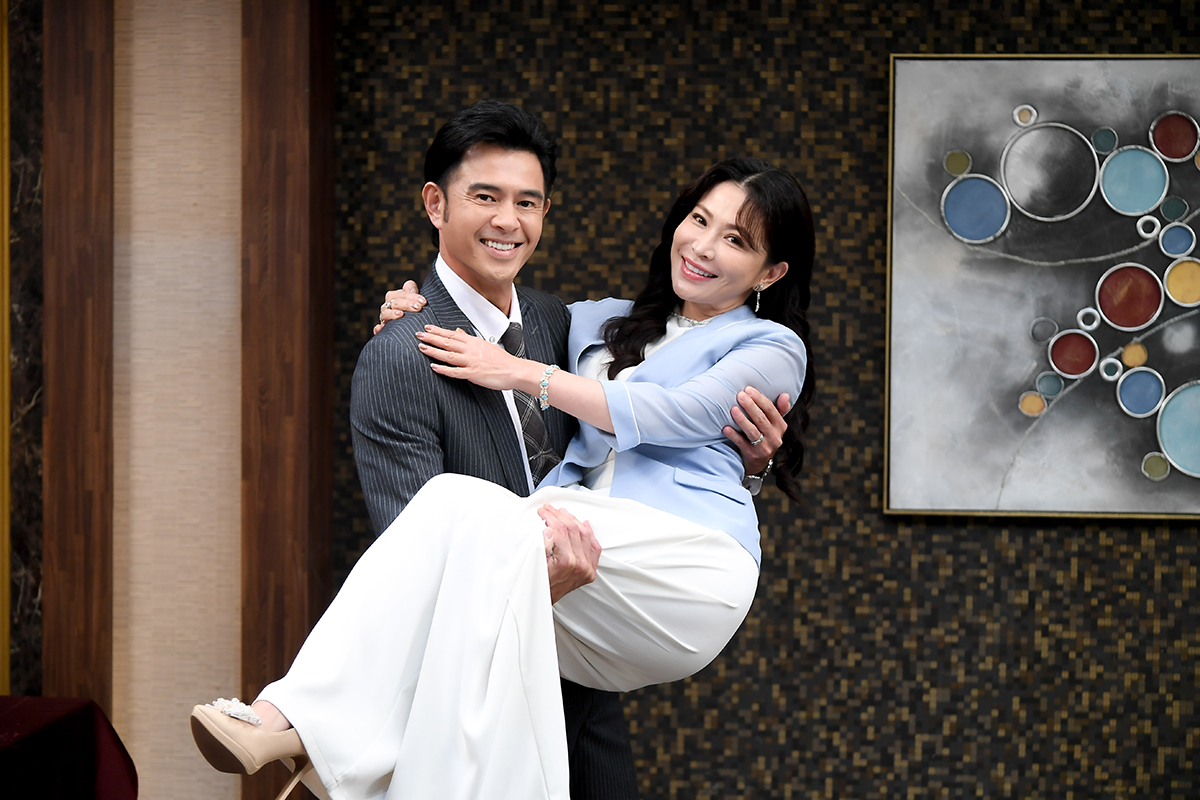 【車勢星聞】《百味人生》黃玉榮、德馨「白目夫妻」台式英語笑翻全場。(圖:三立提供)