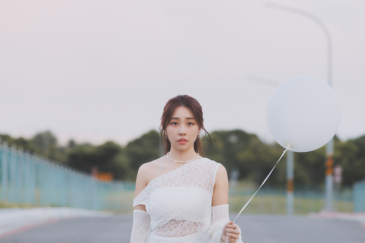 【車勢星聞】艾薇〈天使借的溫柔〉寄託對阿公的思念與溫柔祝福。(圖:原音娛樂提供)
