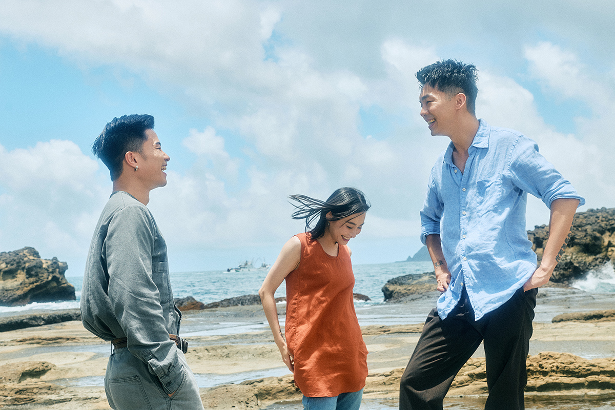 【車勢星聞】鄭宜農(中)與陳冠瑋(右)、徐挺芳(左)演出舞台劇《後生》。〈圖片提供:人力飛行劇團〉