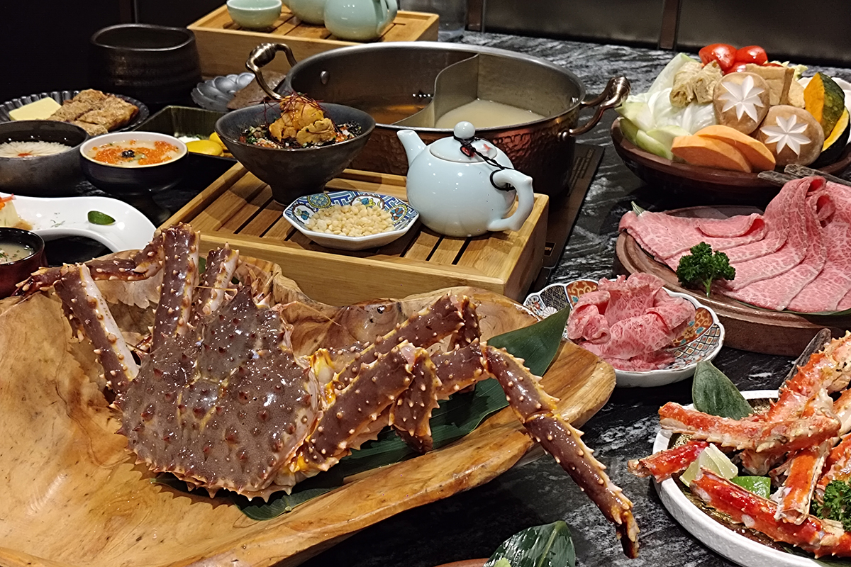 「二本松涮涮屋」推出帝王蟹五吃、A5和牛雙人饗宴，專業代煮、專心享用頂級食材。（示意圖）