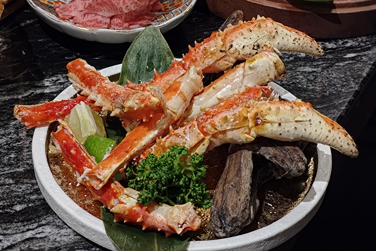 「二本松涮涮屋」帝王蟹五吃-奶油大蔥烤帝王蟹腳。（示意圖）