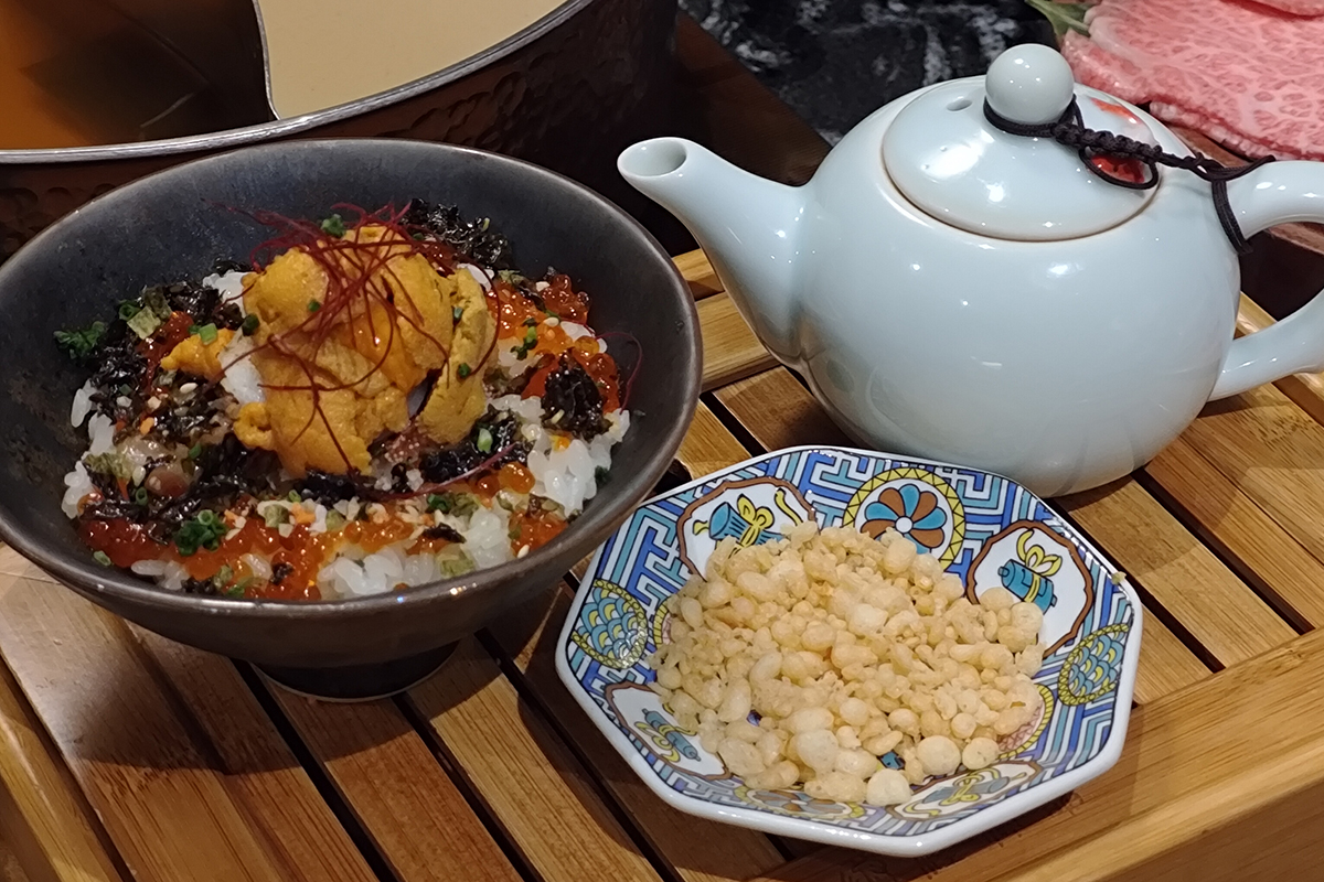 「二本松涮涮屋」帝王蟹五吃-北海道海膽明太子茶泡飯。（示意圖）
