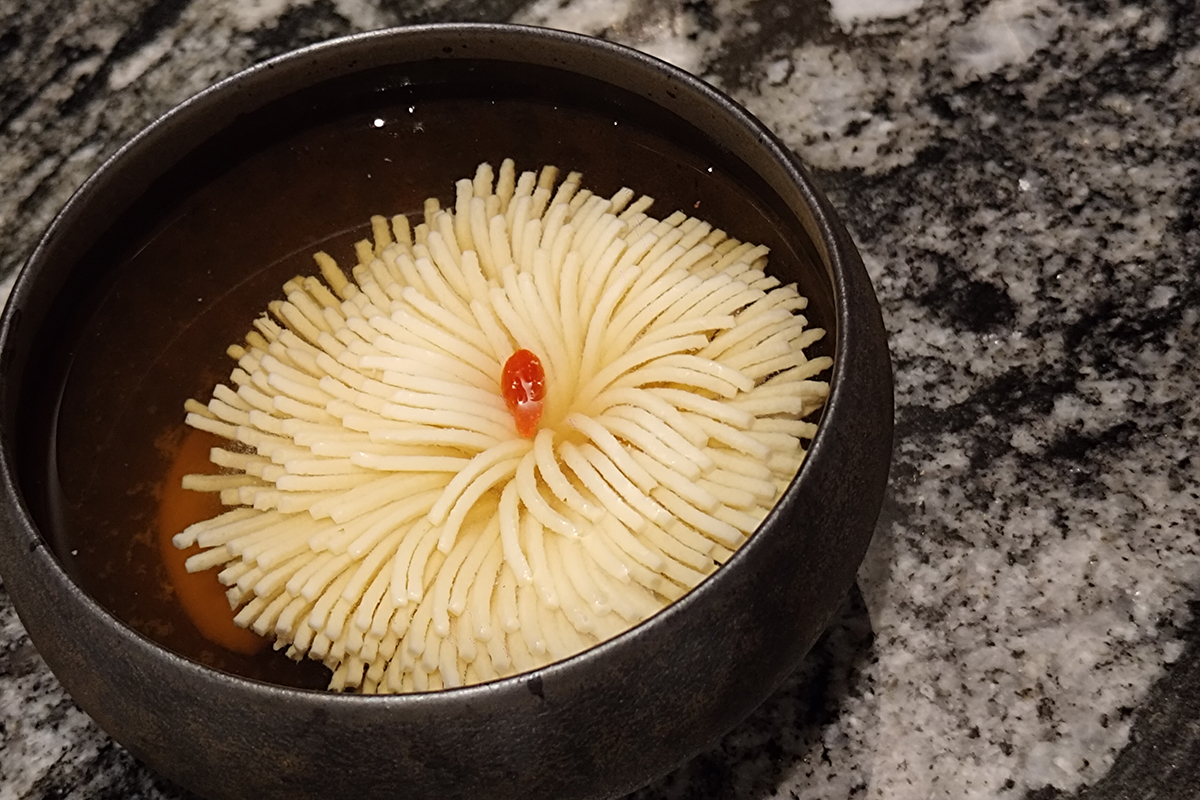 「二本松涮涮屋」帝王蟹五吃-菊花豆腐。（示意圖）