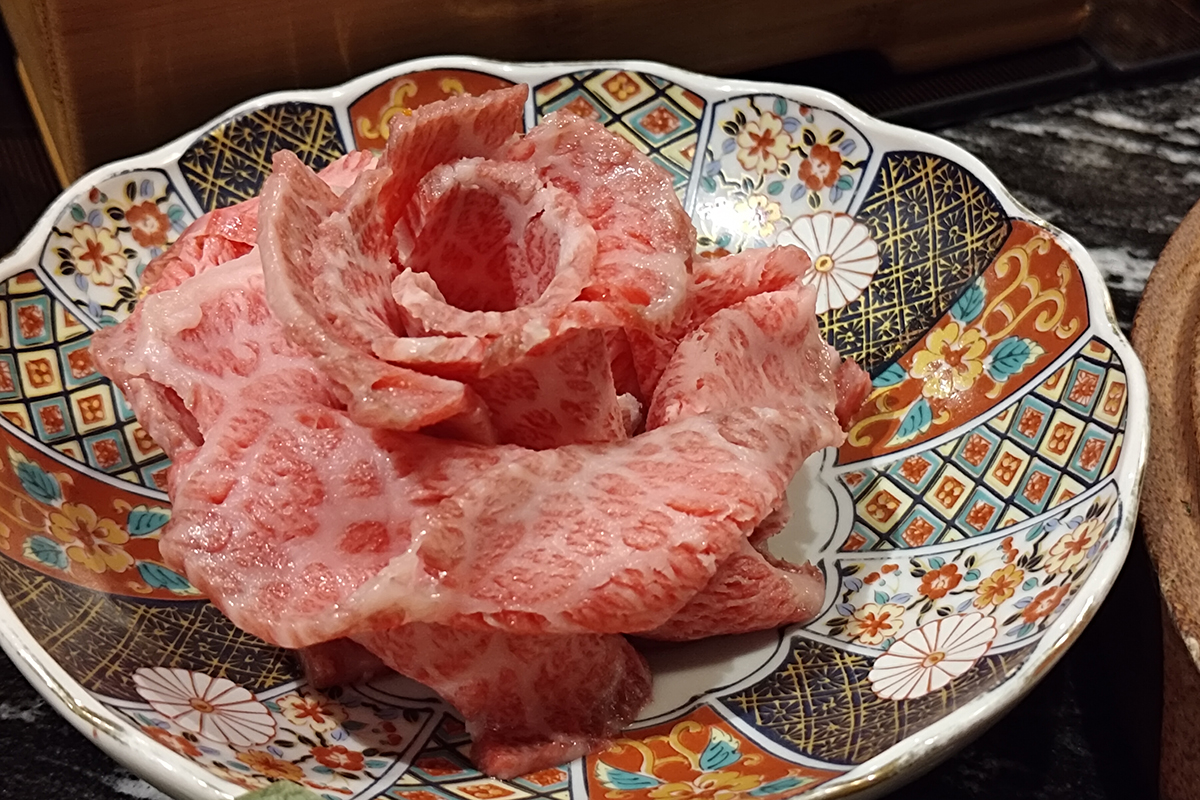 「二本松涮涮屋」購「日本極上帝王蟹雙人套餐」即可免費獲得玫瑰造型A5和牛乙份。（示意圖）