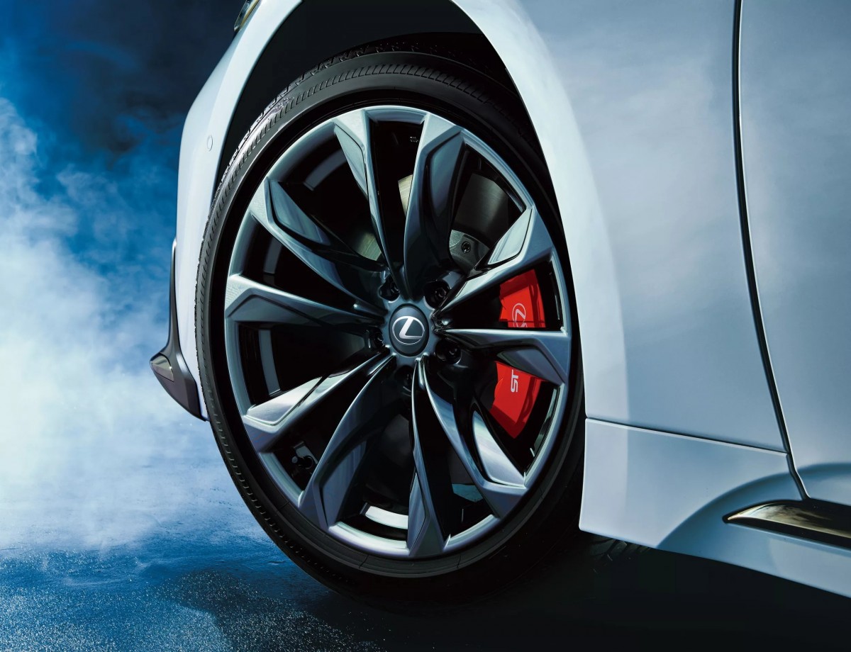 Lexus為新年式LS的F Sport運動化車型加入紅色煞車卡鉗與銀色Lexus廠徽，增添運動氣息。